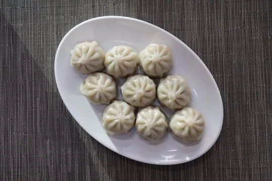 흰 타원 접시에 담은 주름 잡힌 만두, 위에서 본 모습