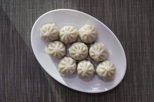 흰 타원 접시에 담은 주름 잡힌 만두, 위에서 본 모습